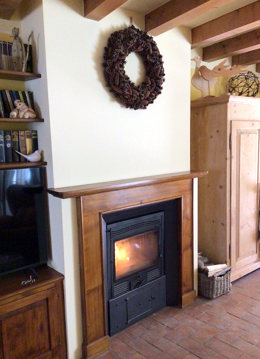 Caminetto con inserto e trave in legno